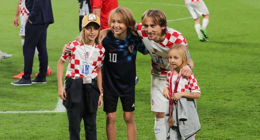 Luka Modric posa con sus hijos, Ema, Ivano y Sofía durante el Mundial de Catar.