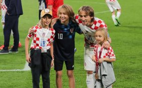 Luka Modric posa con sus hijos, Ema, Ivano y Sofía durante el Mundial de Catar.