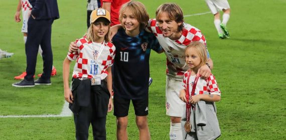 Luka Modric posa con sus hijos, Ema, Ivano y Sofía durante el Mundial de Catar.