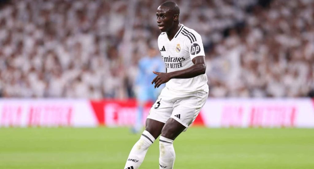 Ferland Mendy durante el partido ante el Betis.