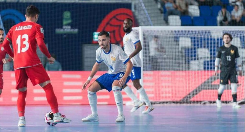 Davoudi encará a Saadaoui en el partido entre Francia e Irán.