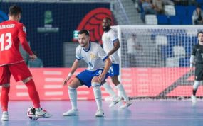 Davoudi encará a Saadaoui en el partido entre Francia e Irán.