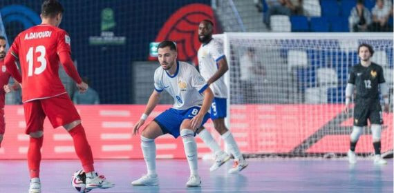 Davoudi encará a Saadaoui en el partido entre Francia e Irán.