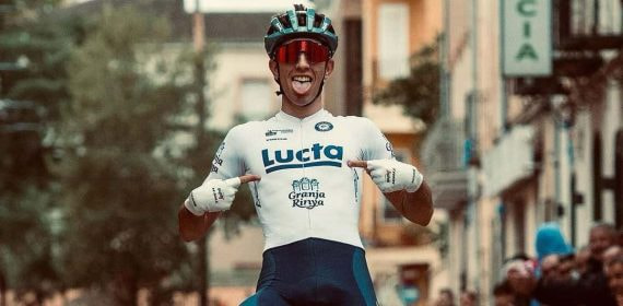 Héctor Álvarez celebra una de sus victorias esta temporada.