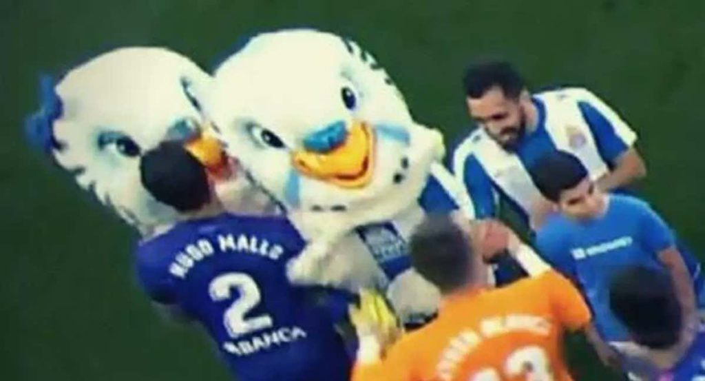 Hugo Mallo, condenado por su saludo a la mascota del Espanyol en abril de 2019.