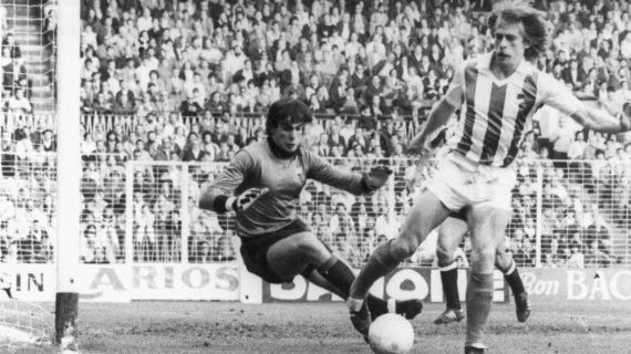 Santi Idígoras, en un partido con la Real Sociedad, intentando regatear a Andoni Cedrún.