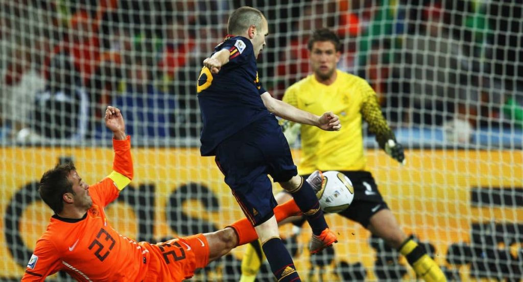 Andrés Iniesta marca el gol que le dio el triunfo a España ante Países Bajos en la final del Mundial del 2010.