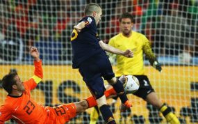 Andrés Iniesta marca el gol que le dio el triunfo a España ante Países Bajos en la final del Mundial del 2010.