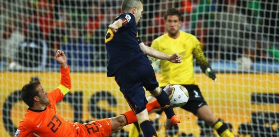 Andrés Iniesta marca el gol que le dio el triunfo a España ante Países Bajos en la final del Mundial del 2010.