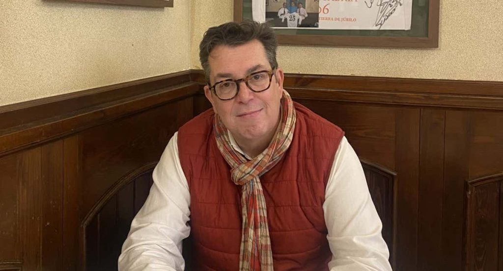 Jacobo Montalvo, exdueño del Racing, posa en el Gambrinus de la Avenida Los Castros de Santander.