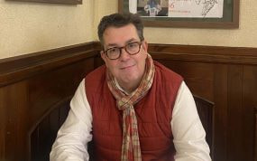 Jacobo Montalvo, exdueño del Racing, posa en el Gambrinus de la Avenida Los Castros de Santander.