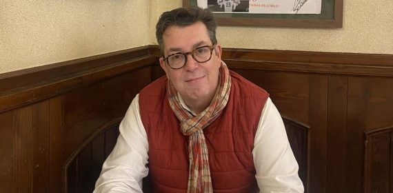 Jacobo Montalvo, exdueño del Racing, posa en el Gambrinus de la Avenida Los Castros de Santander.