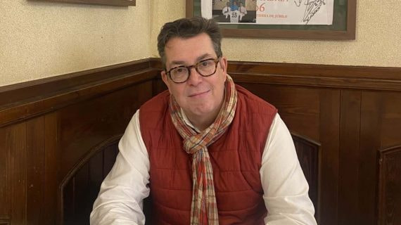 Jacobo Montalvo, exdueño del Racing, posa en el Gambrinus de la Avenida Los Castros de Santander.