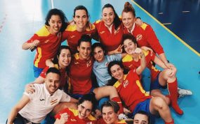Jugadoras de la Selección de fútbol sala femenino ganan el oro en la Sordolimpiadas disputadas en marzo.