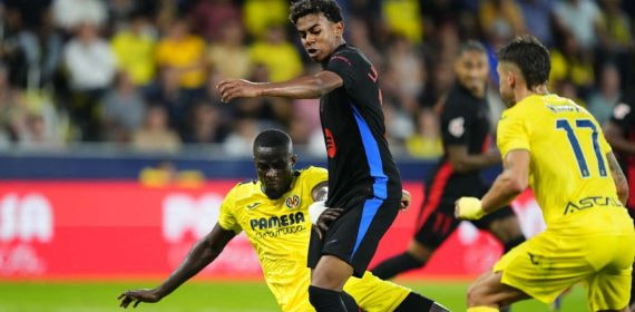 Lamine recibió cuatro faltas en La Ceràmica, una de las cuales acabó en penal.