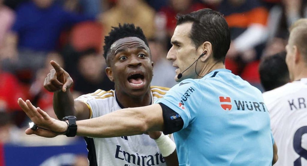 Vinicius se queja ante Martínez Munuera en el último Osasuna-Real Madrid.