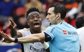 Vinicius se queja ante Martínez Munuera en el último Osasuna-Real Madrid.
