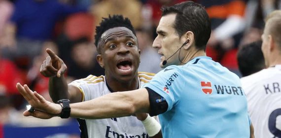 Vinicius se queja ante Martínez Munuera en el último Osasuna-Real Madrid.