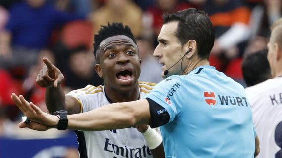 Vinicius se queja ante Martínez Munuera en el último Osasuna-Real Madrid.
