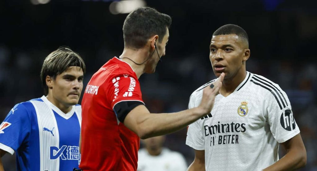 Muñiz Ruiz explicando una jugada a Mbappé.