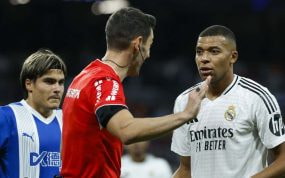 Muñiz Ruiz explicando una jugada a Mbappé.