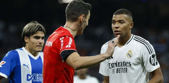 Muñiz Ruiz explicando una jugada a Mbappé.
