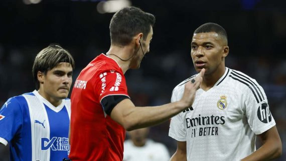 Muñiz Ruiz explicando una jugada a Mbappé.