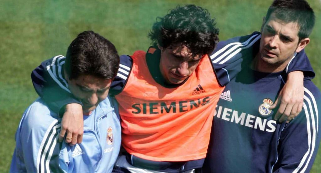 Miñambres es retirado de un entrenamiento del Real Madrid tras lesionarse.