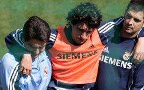 Miñambres es retirado de un entrenamiento del Real Madrid tras lesionarse.