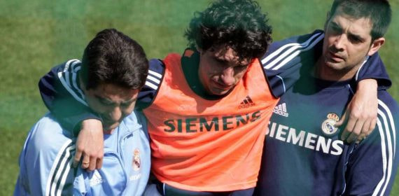 Miñambres es retirado de un entrenamiento del Real Madrid tras lesionarse.