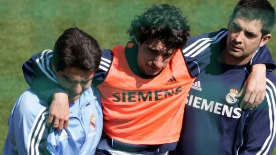 Miñambres es retirado de un entrenamiento del Real Madrid tras lesionarse.