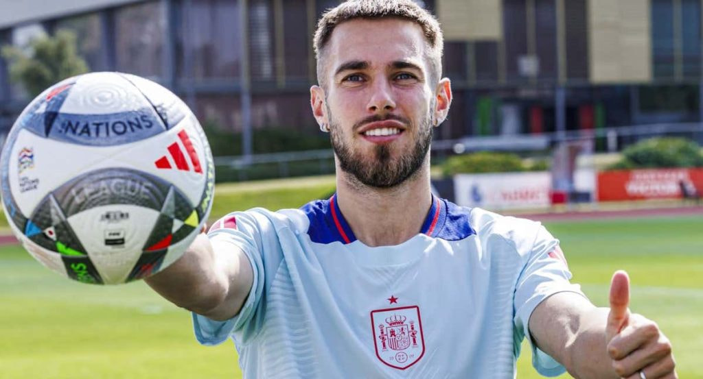 Óscar Mingueza posa en Las Rozas tras el entrenamiento de la Selección.