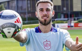 Óscar Mingueza posa en Las Rozas tras el entrenamiento de la Selección.