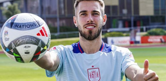 Óscar Mingueza posa en Las Rozas tras el entrenamiento de la Selección.