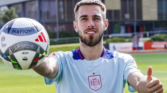 Óscar Mingueza posa en Las Rozas tras el entrenamiento de la Selección.