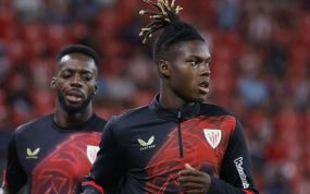 Nico e Iñaki Williams calientan en San Mamés antes del choque ante el Atlético de Madrid.