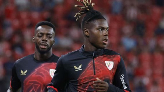 Nico e Iñaki Williams calientan en San Mamés antes del choque ante el Atlético de Madrid.