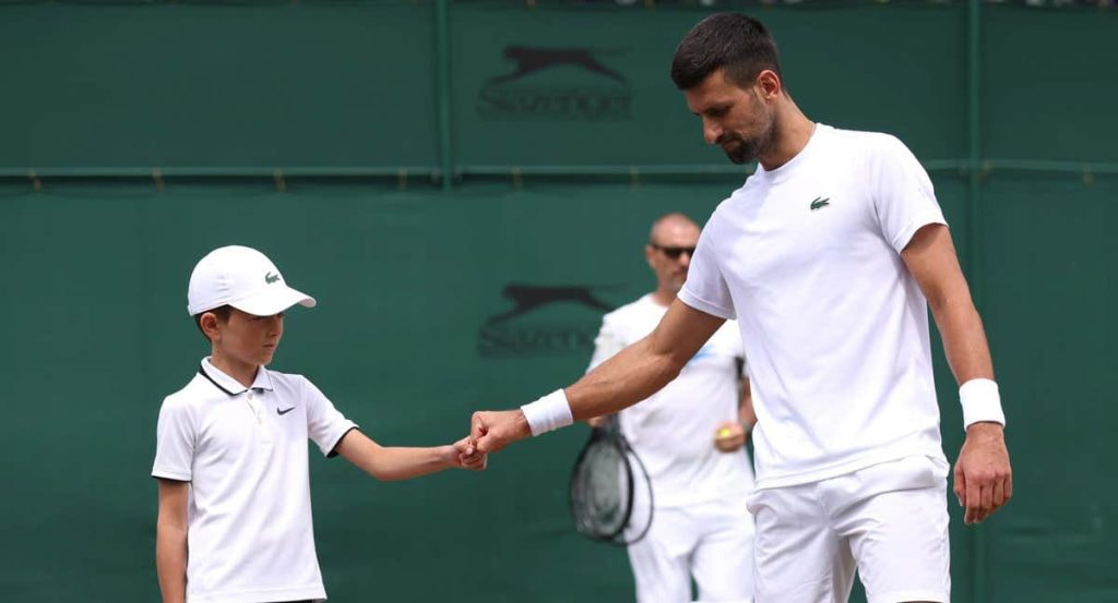 Novak Djokovic saluda a su hijo Stefan durante el torneo de Wimbledon 2024
