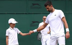Novak Djokovic saluda a su hijo Stefan durante el torneo de Wimbledon 2024