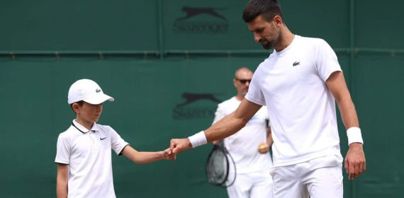 Novak Djokovic saluda a su hijo Stefan durante el torneo de Wimbledon 2024