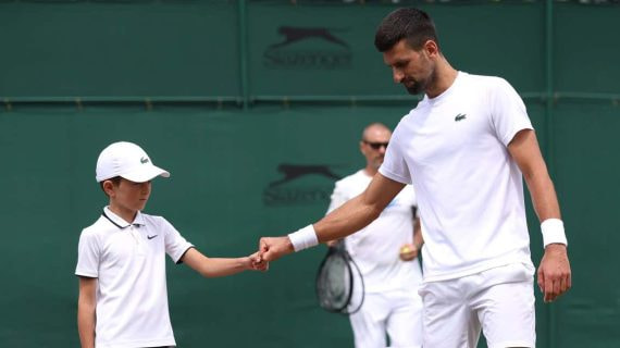 Novak Djokovic saluda a su hijo Stefan durante el torneo de Wimbledon 2024