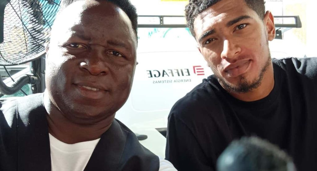 Jude Bellighmam, junto a un camarero en La Buha.
