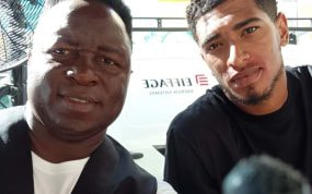 Jude Bellighmam, junto a un camarero en La Buha.