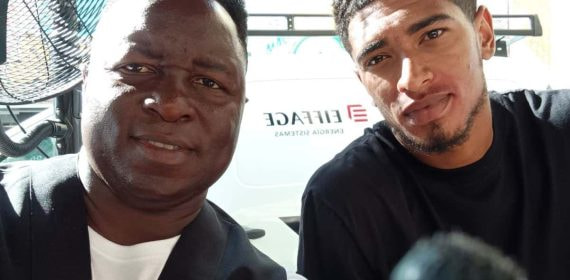 Jude Bellighmam, junto a un camarero en La Buha.