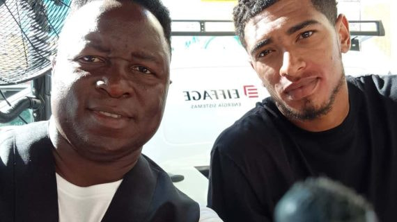 Jude Bellighmam, junto a un camarero en La Buha.