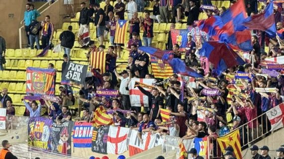 La afición del Barcelona en Mónaco con una pancarta de carácter nazi.