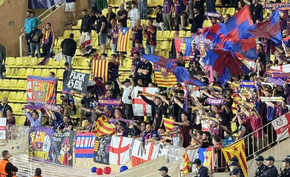 La afición del Barcelona en Mónaco con una pancarta de carácter nazi.