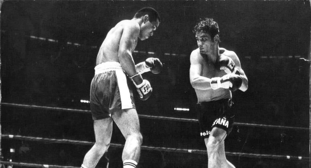 Perico Fernández (izq.), durante el combate contra Lion Furuyama en el que se proclamó campeón del mundo.
