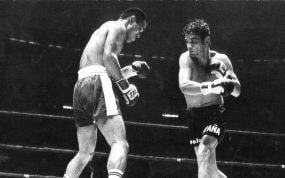 Perico Fernández (izq.), durante el combate contra Lion Furuyama en el que se proclamó campeón del mundo.