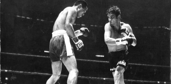Perico Fernández (izq.), durante el combate contra Lion Furuyama en el que se proclamó campeón del mundo.